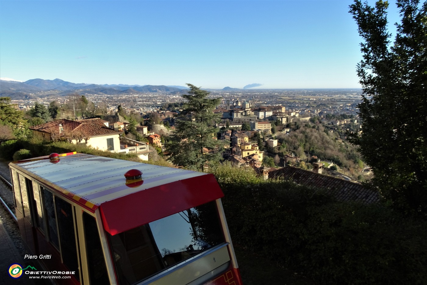 48 Vista su Bergamo dalla stazione di arrivo della funicolare.JPG